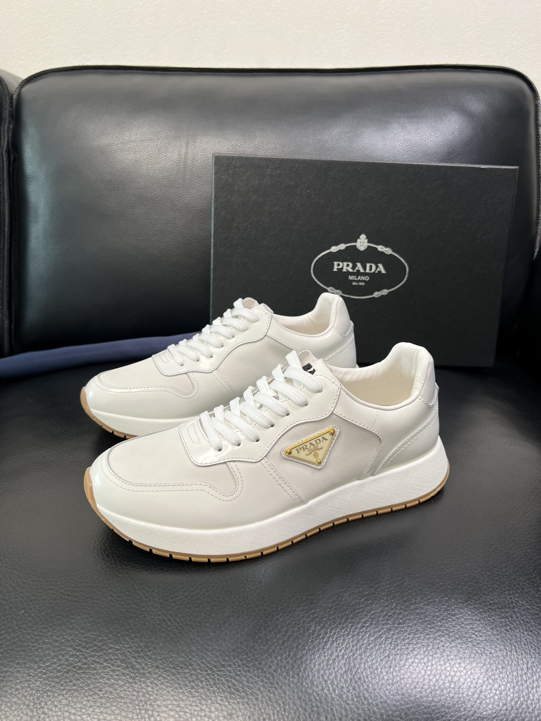 Prada 顶级工艺品，普拉达 专柜同步，原厂配置意大利进口牛皮拼布面料，进口牛皮内里垫，透气舒适，鞋底