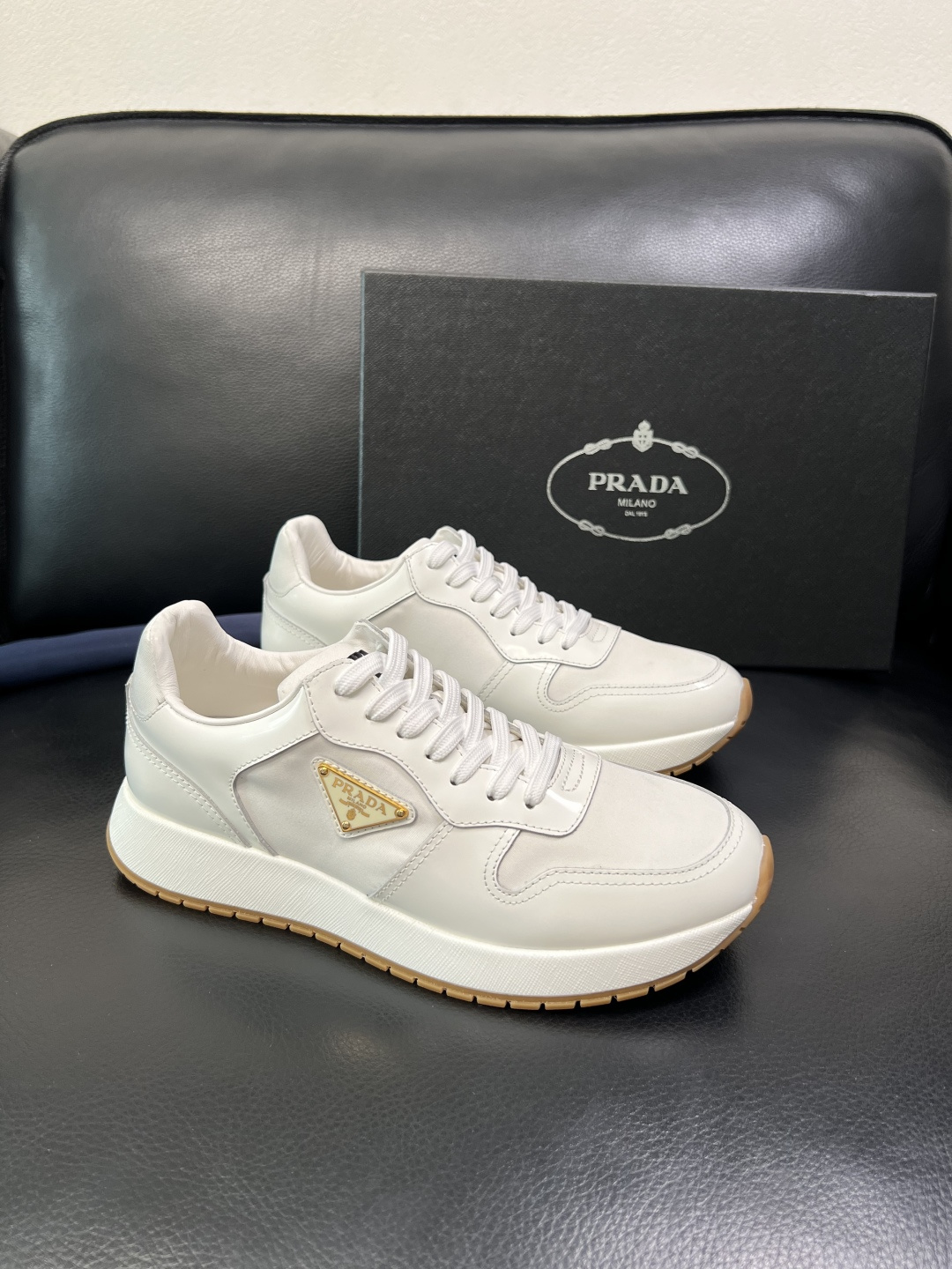 Prada 顶级工艺品，普拉达 专柜同步，原厂配置意大利进口牛皮拼布面料，进口牛皮内里垫，透气舒适，鞋底