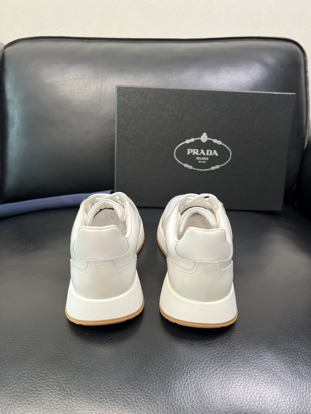 Prada 顶级工艺品，普拉达 专柜同步，原厂配置意大利进口牛皮拼布面料，进口牛皮内里垫，透气舒适，鞋底