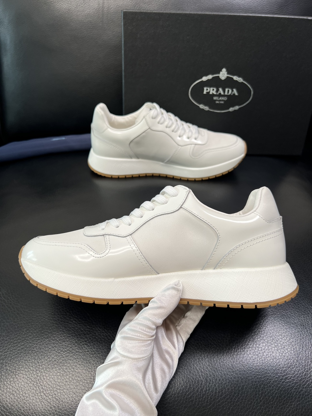 Prada 顶级工艺品，普拉达 专柜同步，原厂配置意大利进口牛皮拼布面料，进口牛皮内里垫，透气舒适，鞋底