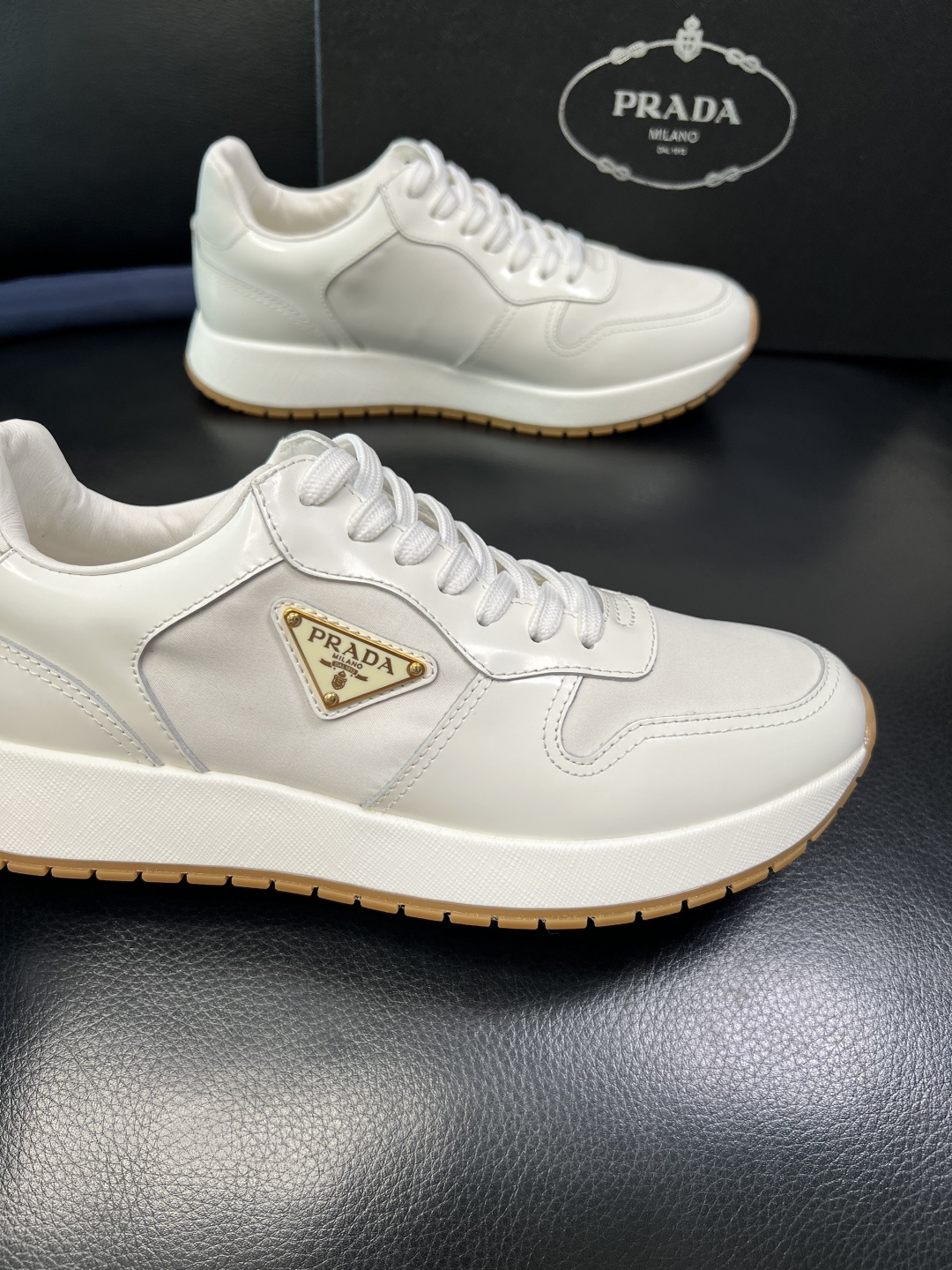 Prada 顶级工艺品，普拉达 专柜同步，原厂配置意大利进口牛皮拼布面料，进口牛皮内里垫，透气舒适，鞋底
