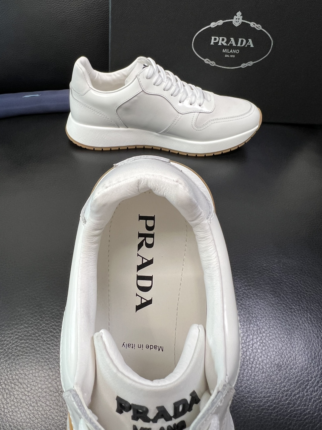 Prada 顶级工艺品，普拉达 专柜同步，原厂配置意大利进口牛皮拼布面料，进口牛皮内里垫，透气舒适，鞋底