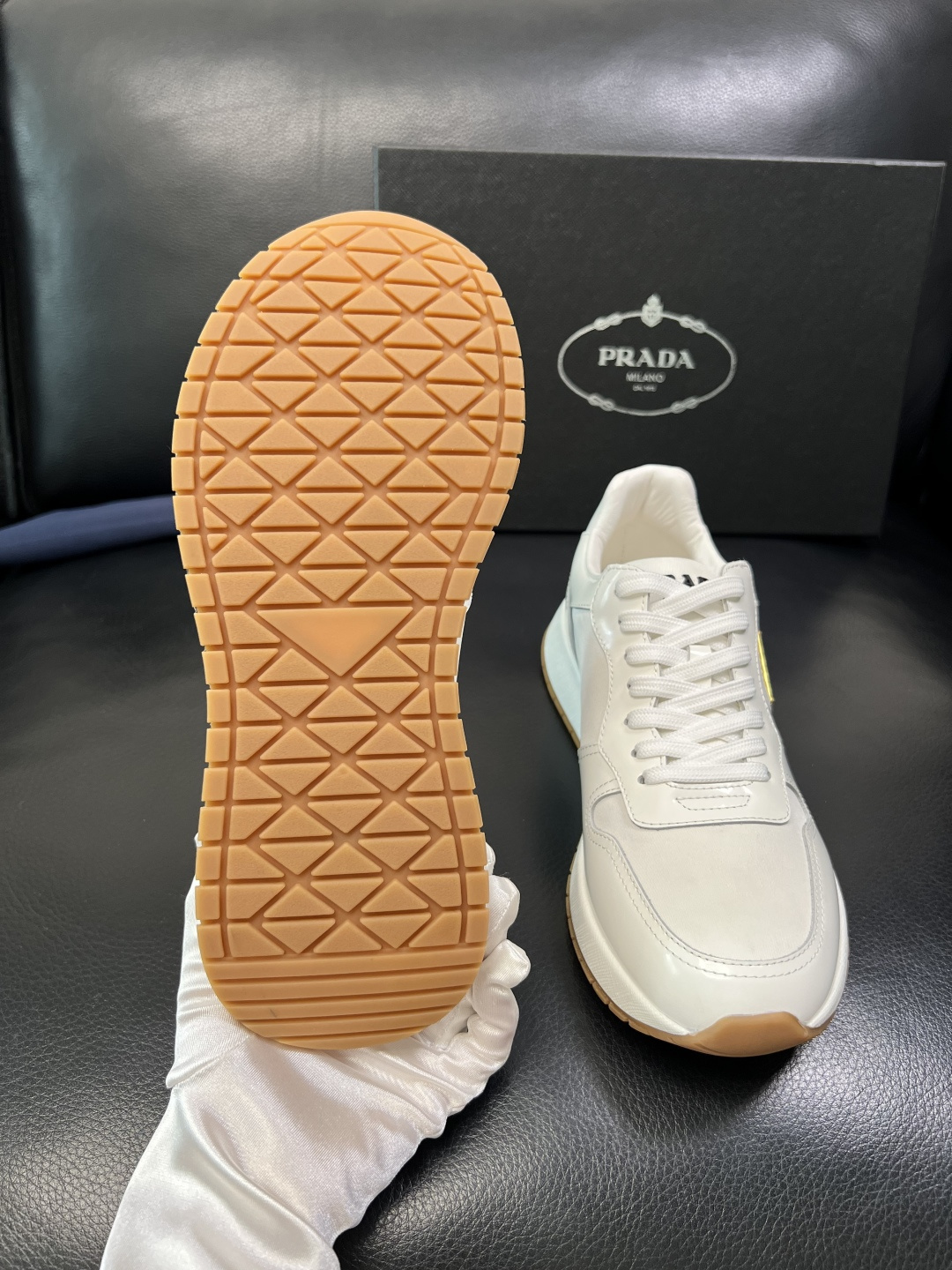 Prada 顶级工艺品，普拉达 专柜同步，原厂配置意大利进口牛皮拼布面料，进口牛皮内里垫，透气舒适，鞋底