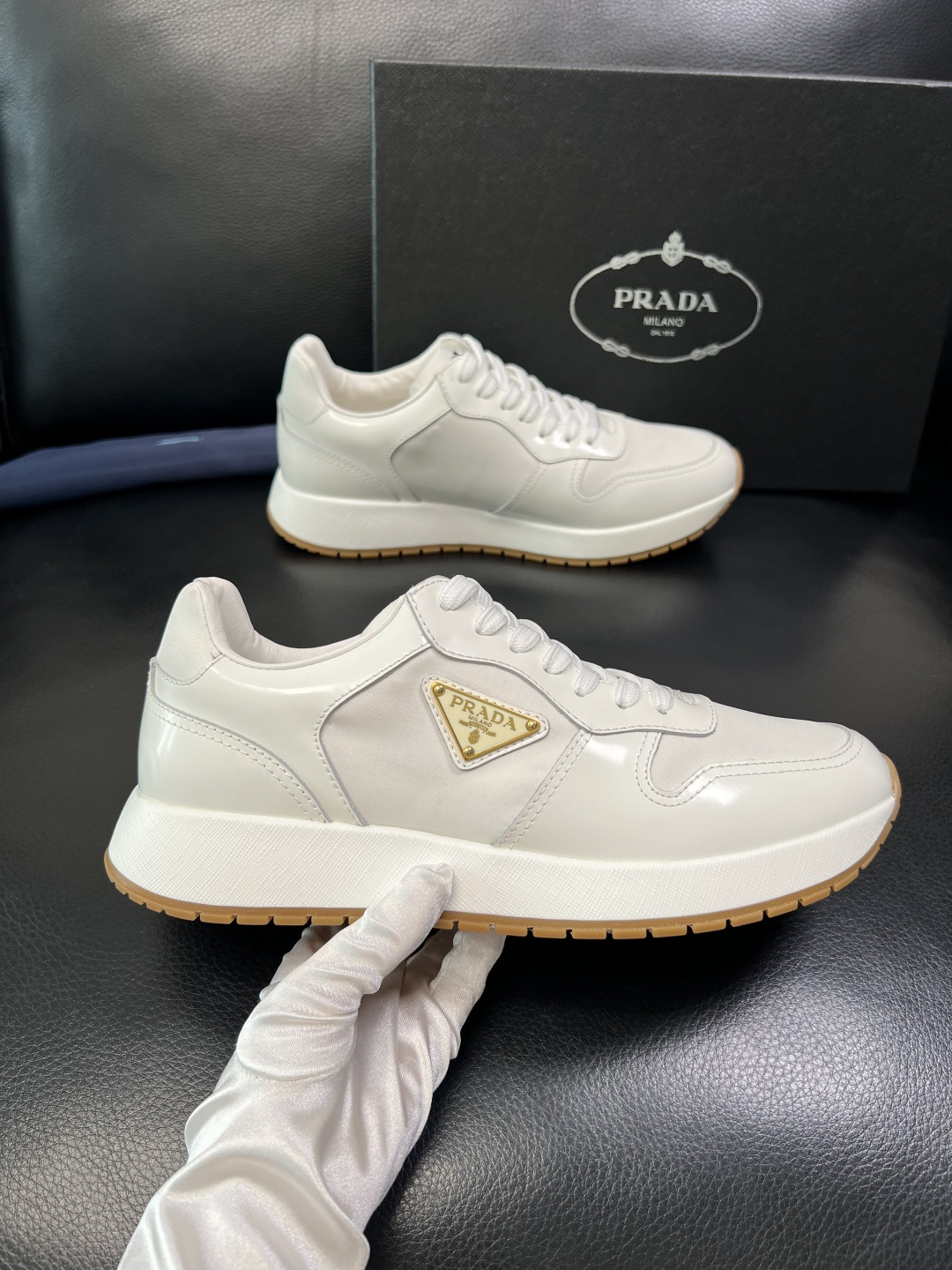 Prada 顶级工艺品，普拉达 专柜同步，原厂配置意大利进口牛皮拼布面料，进口牛皮内里垫，透气舒适，鞋底