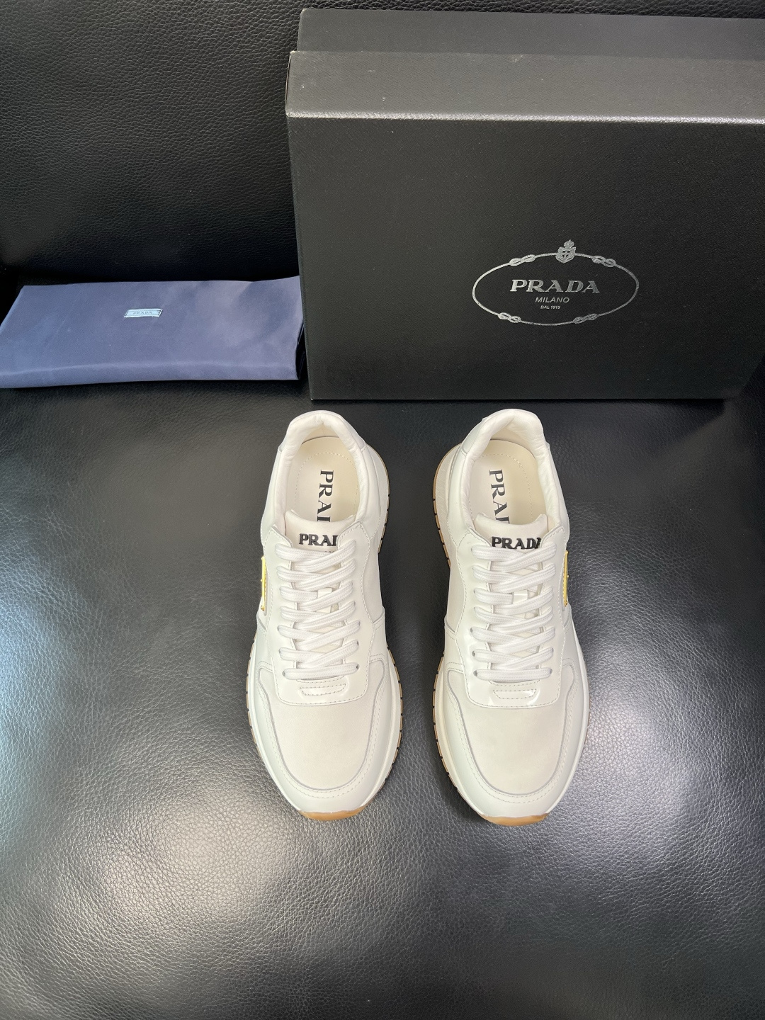 Prada 顶级工艺品，普拉达 专柜同步，原厂配置意大利进口牛皮拼布面料，进口牛皮内里垫，透气舒适，鞋底