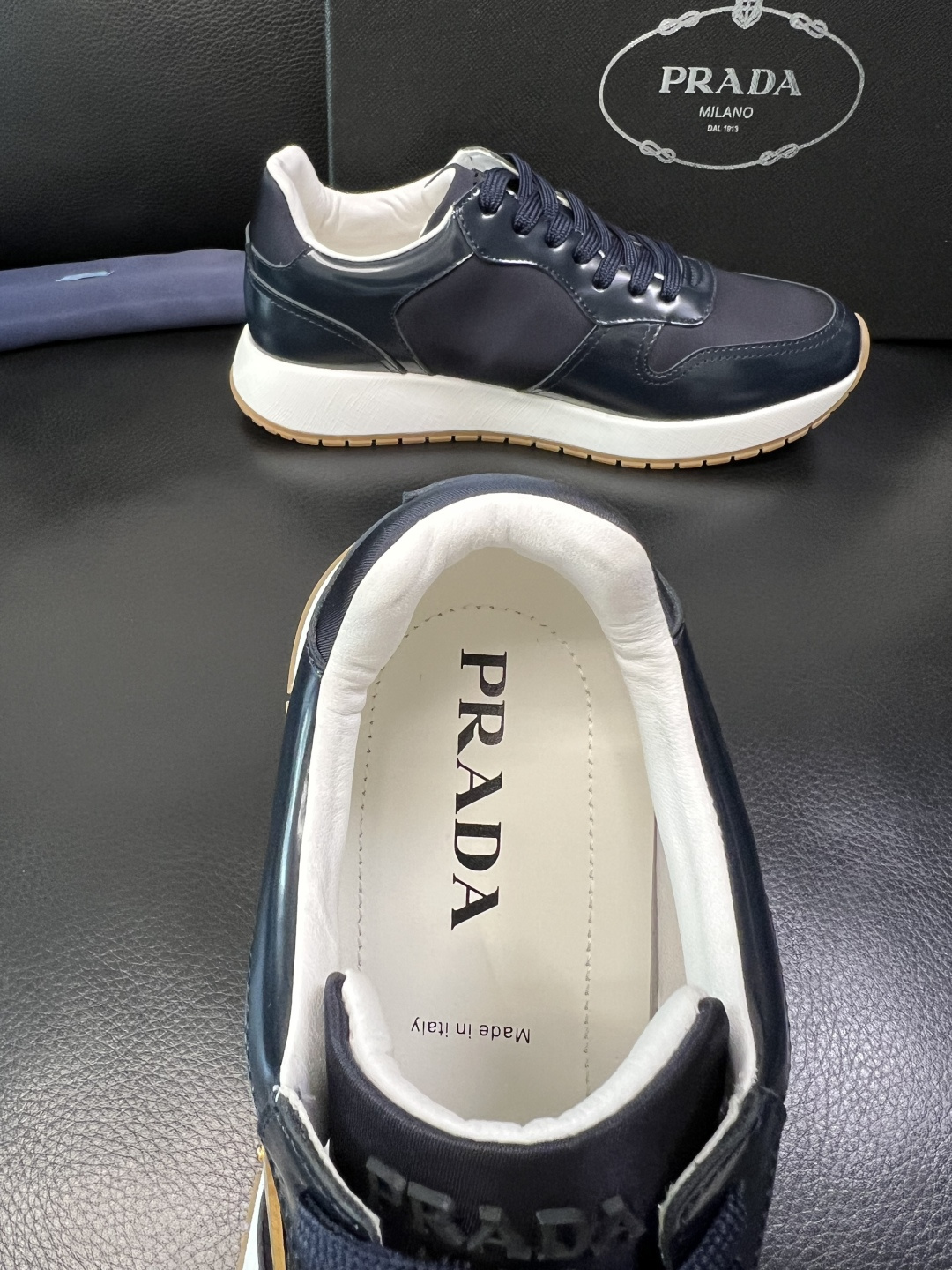 Prada 顶级工艺品，普拉达 专柜同步，原厂配置意大利进口牛皮拼布面料，进口牛皮内里垫，透气舒适，鞋底
