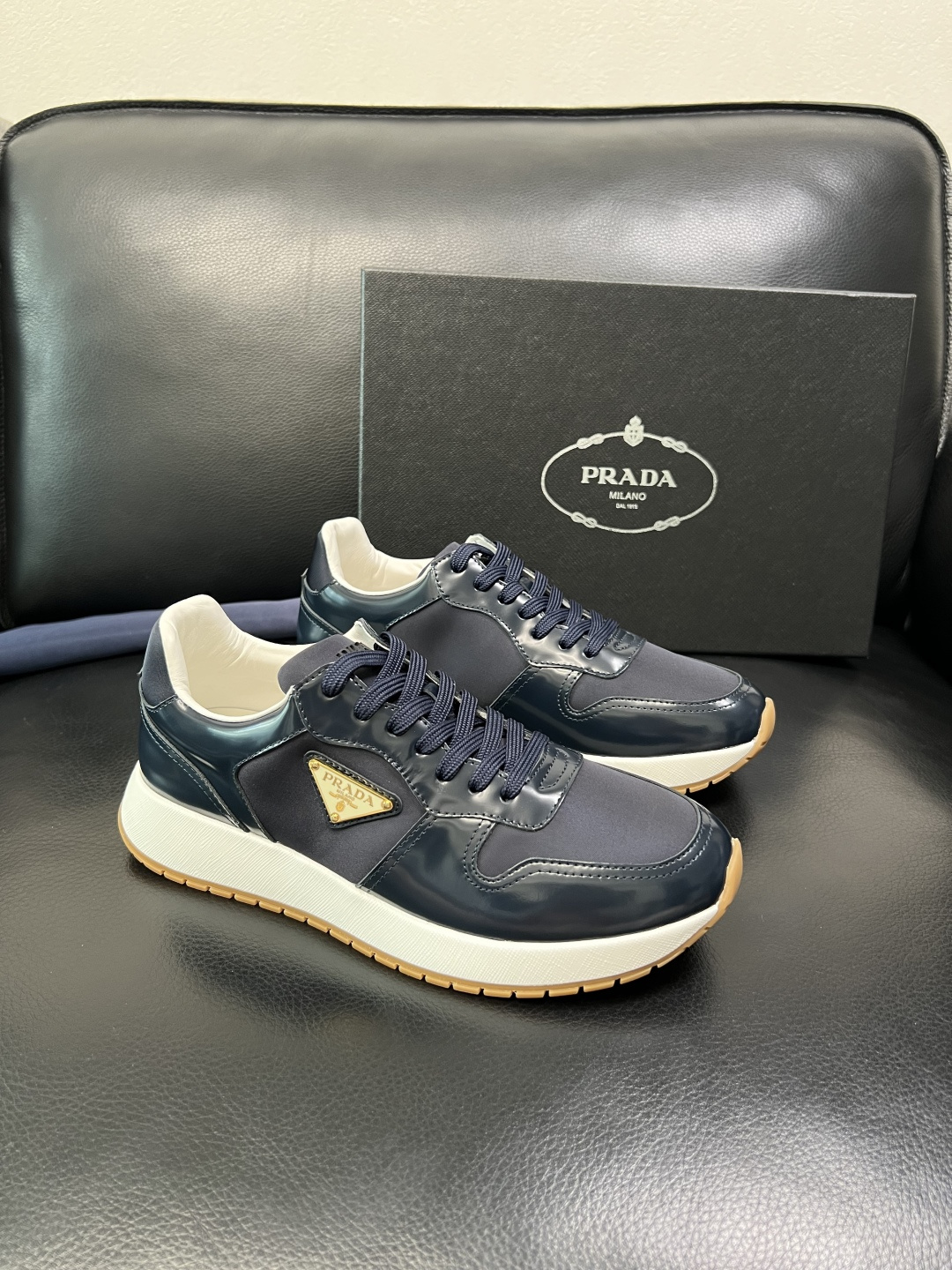 Prada 顶级工艺品，普拉达 专柜同步，原厂配置意大利进口牛皮拼布面料，进口牛皮内里垫，透气舒适，鞋底