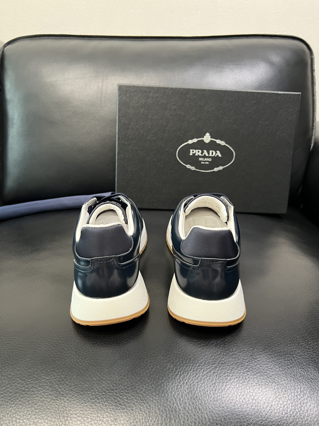 Prada 顶级工艺品，普拉达 专柜同步，原厂配置意大利进口牛皮拼布面料，进口牛皮内里垫，透气舒适，鞋底