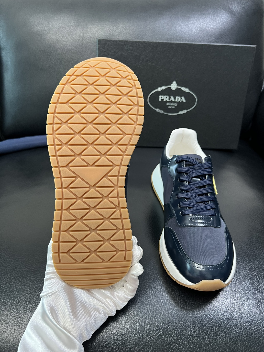 Prada 顶级工艺品，普拉达 专柜同步，原厂配置意大利进口牛皮拼布面料，进口牛皮内里垫，透气舒适，鞋底