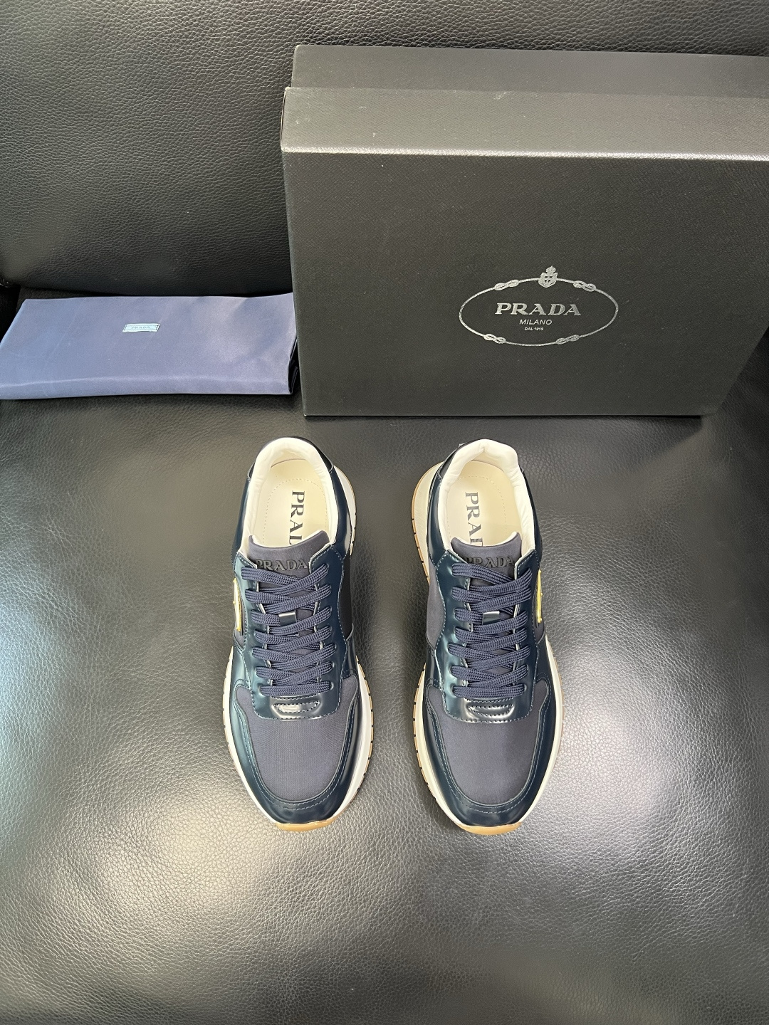 Prada 顶级工艺品，普拉达 专柜同步，原厂配置意大利进口牛皮拼布面料，进口牛皮内里垫，透气舒适，鞋底