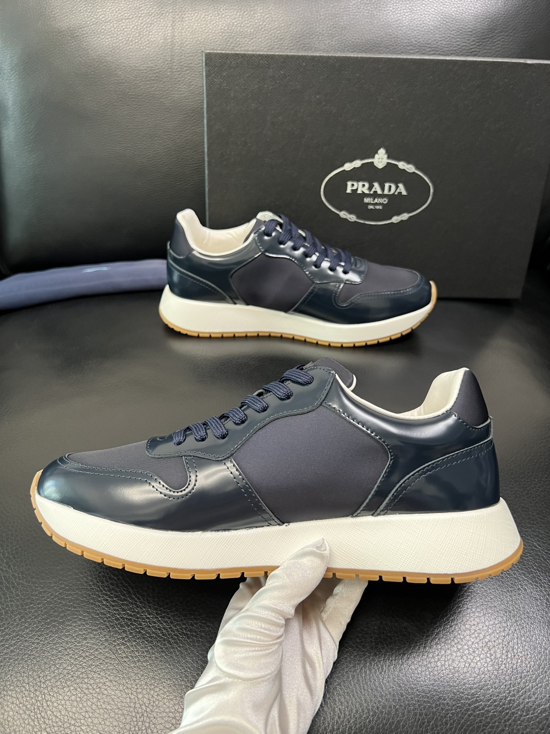 Prada 顶级工艺品，普拉达 专柜同步，原厂配置意大利进口牛皮拼布面料，进口牛皮内里垫，透气舒适，鞋底