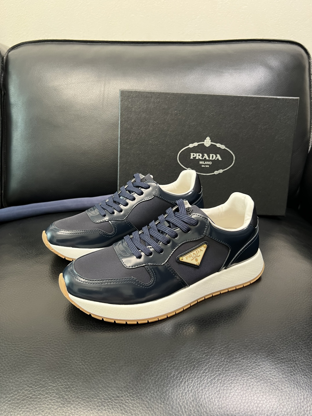 Prada 顶级工艺品，普拉达 专柜同步，原厂配置意大利进口牛皮拼布面料，进口牛皮内里垫，透气舒适，鞋底