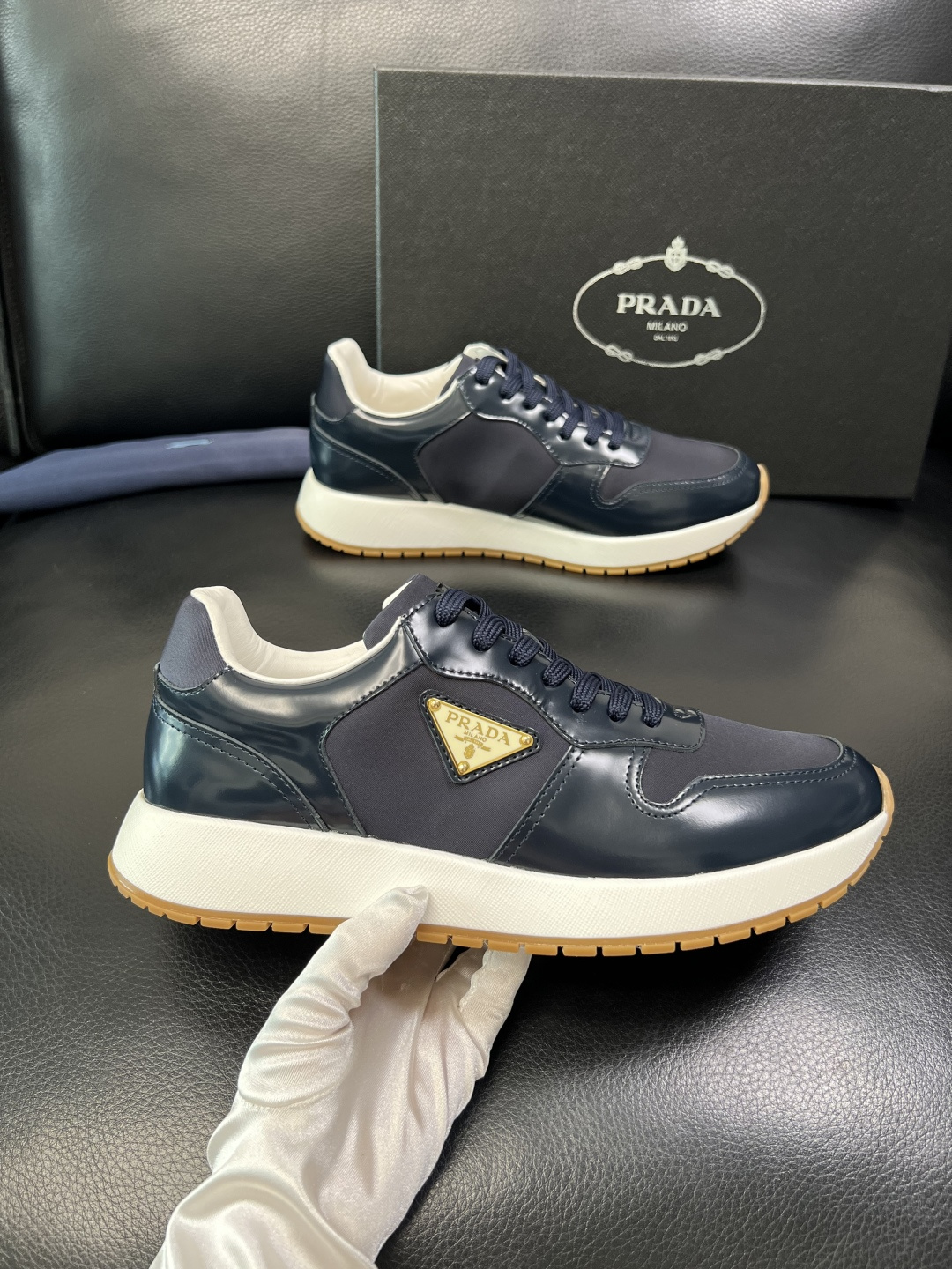 Prada 顶级工艺品，普拉达 专柜同步，原厂配置意大利进口牛皮拼布面料，进口牛皮内里垫，透气舒适，鞋底