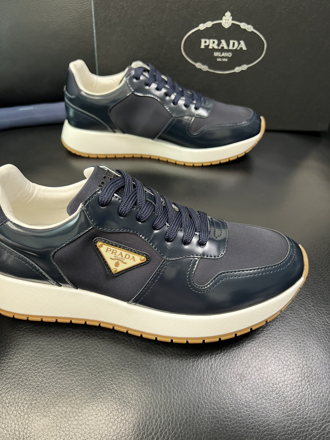 Prada 顶级工艺品，普拉达 专柜同步，原厂配置意大利进口牛皮拼布面料，进口牛皮内里垫，透气舒适，鞋底