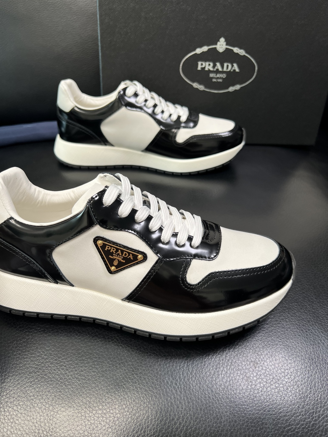 Prada 顶级工艺品，普拉达 专柜同步，原厂配置意大利进口牛皮拼布面料，进口牛皮内里垫，透气舒适，鞋底