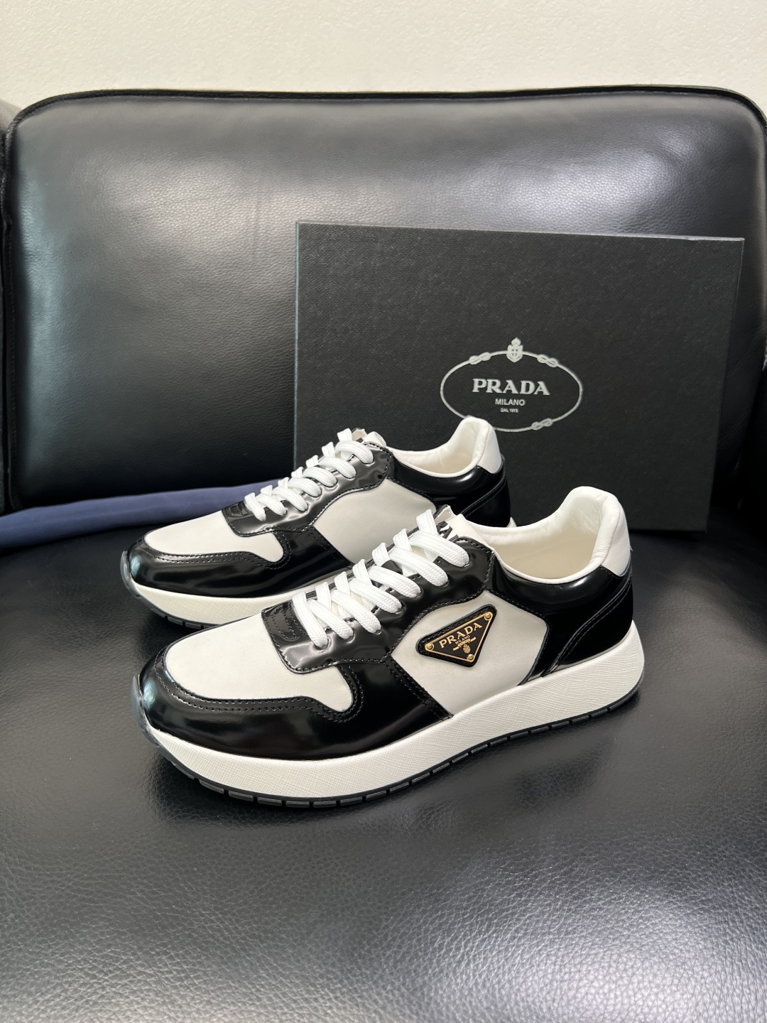 Prada 顶级工艺品，普拉达 专柜同步，原厂配置意大利进口牛皮拼布面料，进口牛皮内里垫，透气舒适，鞋底