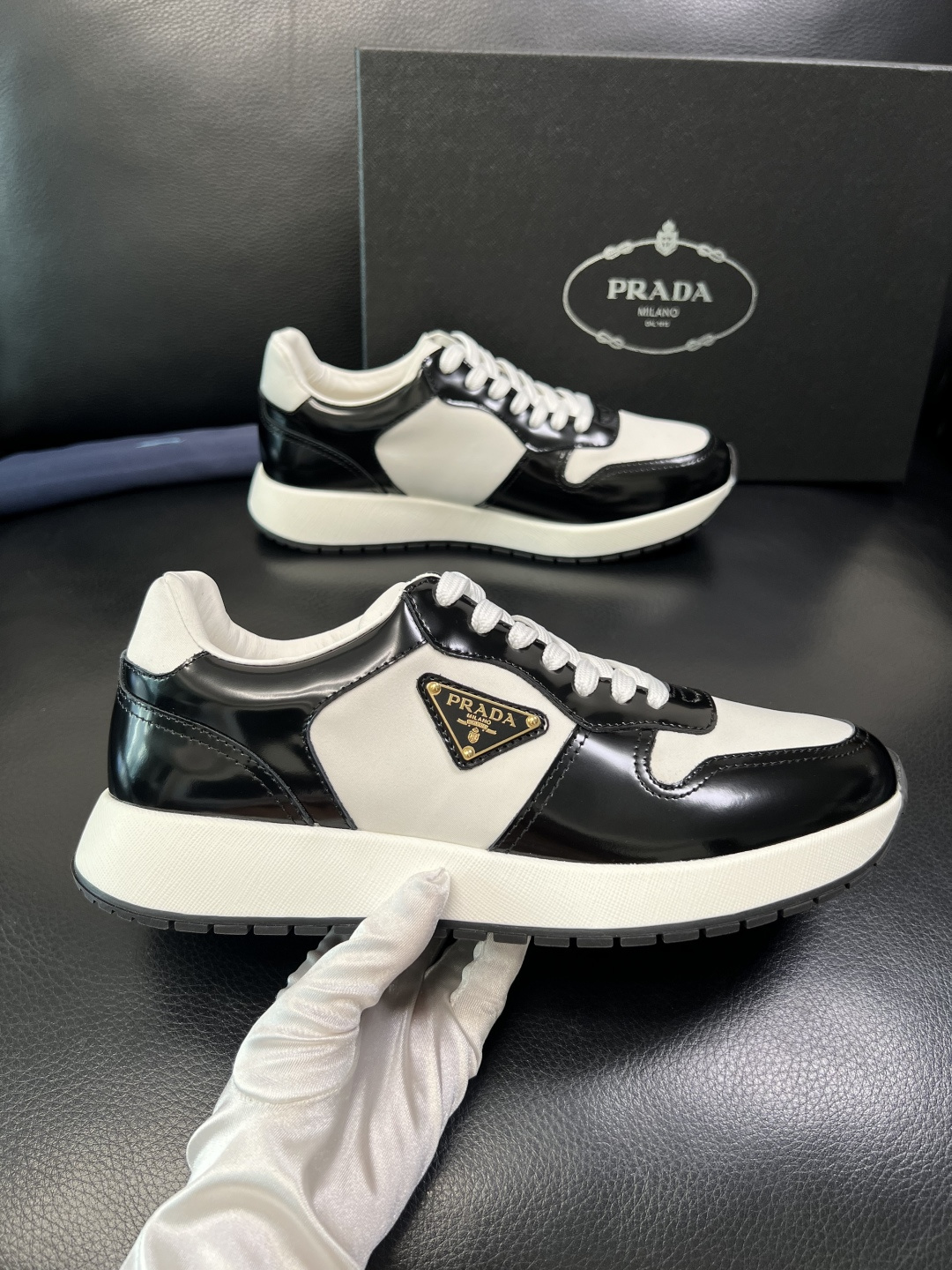 Prada 顶级工艺品，普拉达 专柜同步，原厂配置意大利进口牛皮拼布面料，进口牛皮内里垫，透气舒适，鞋底