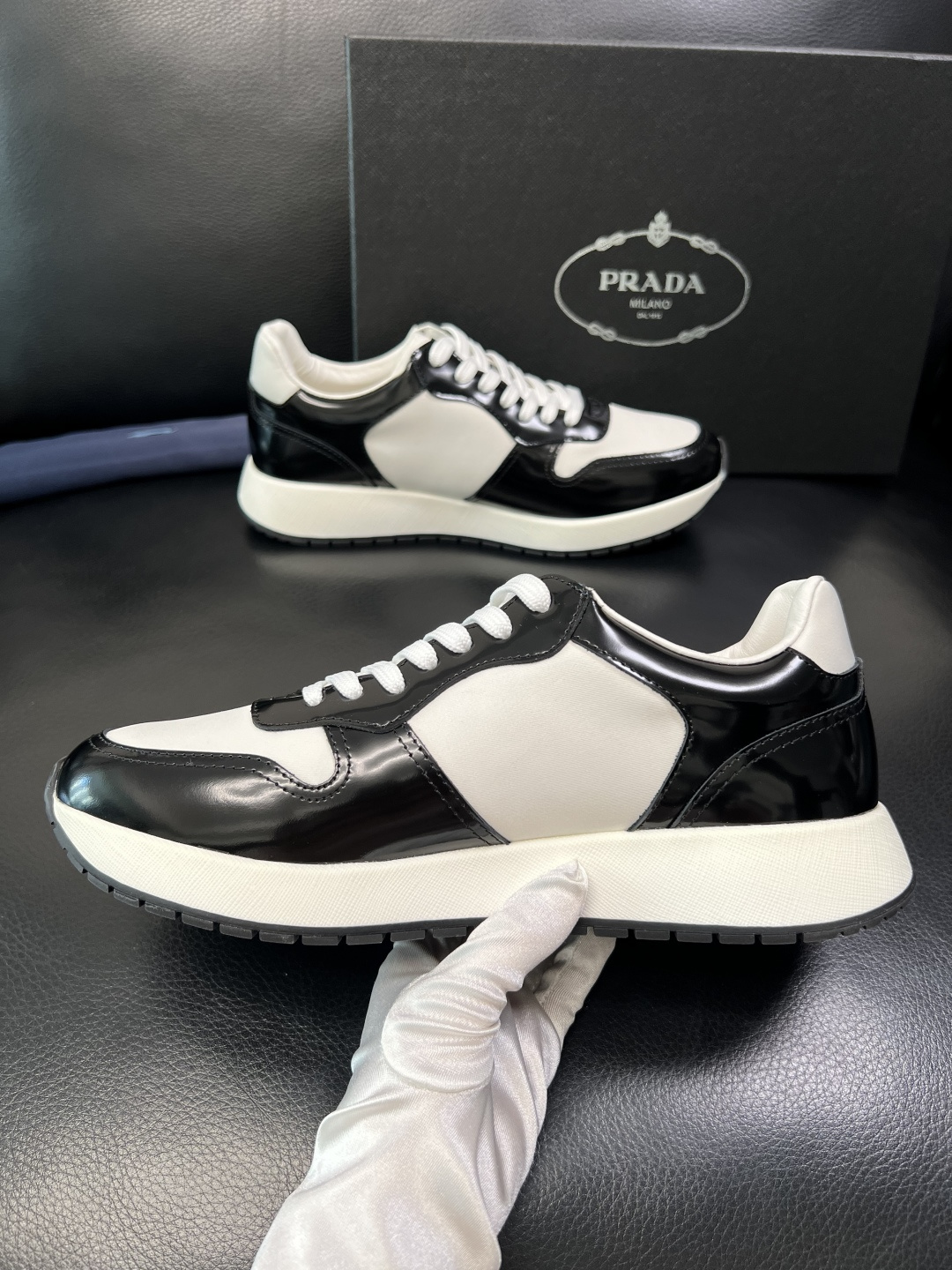 Prada 顶级工艺品，普拉达 专柜同步，原厂配置意大利进口牛皮拼布面料，进口牛皮内里垫，透气舒适，鞋底