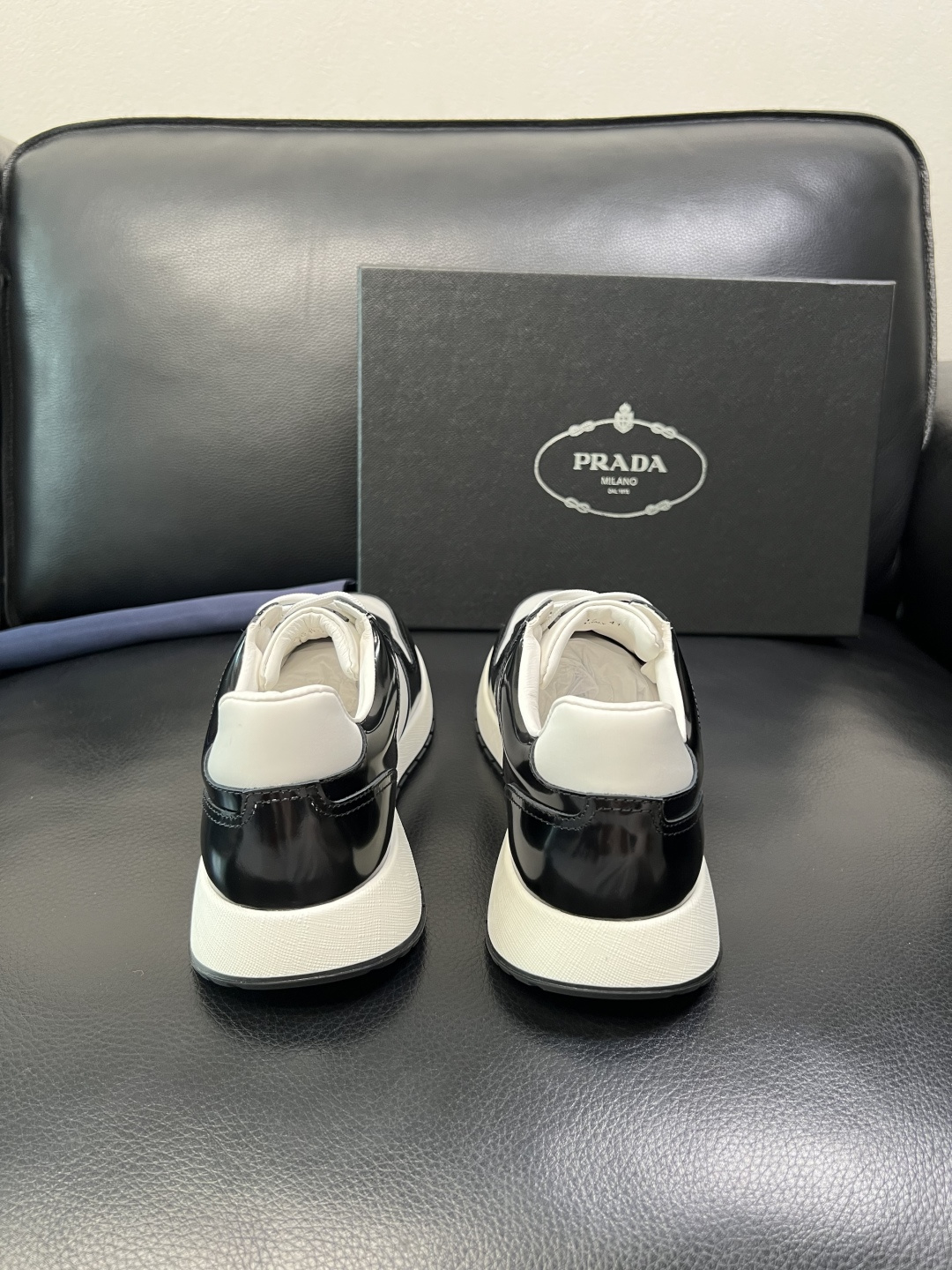 Prada 顶级工艺品，普拉达 专柜同步，原厂配置意大利进口牛皮拼布面料，进口牛皮内里垫，透气舒适，鞋底