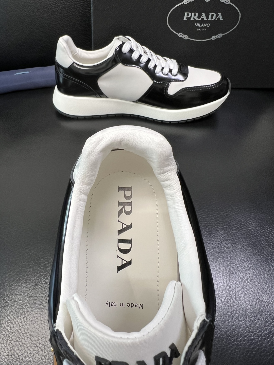Prada 顶级工艺品，普拉达 专柜同步，原厂配置意大利进口牛皮拼布面料，进口牛皮内里垫，透气舒适，鞋底