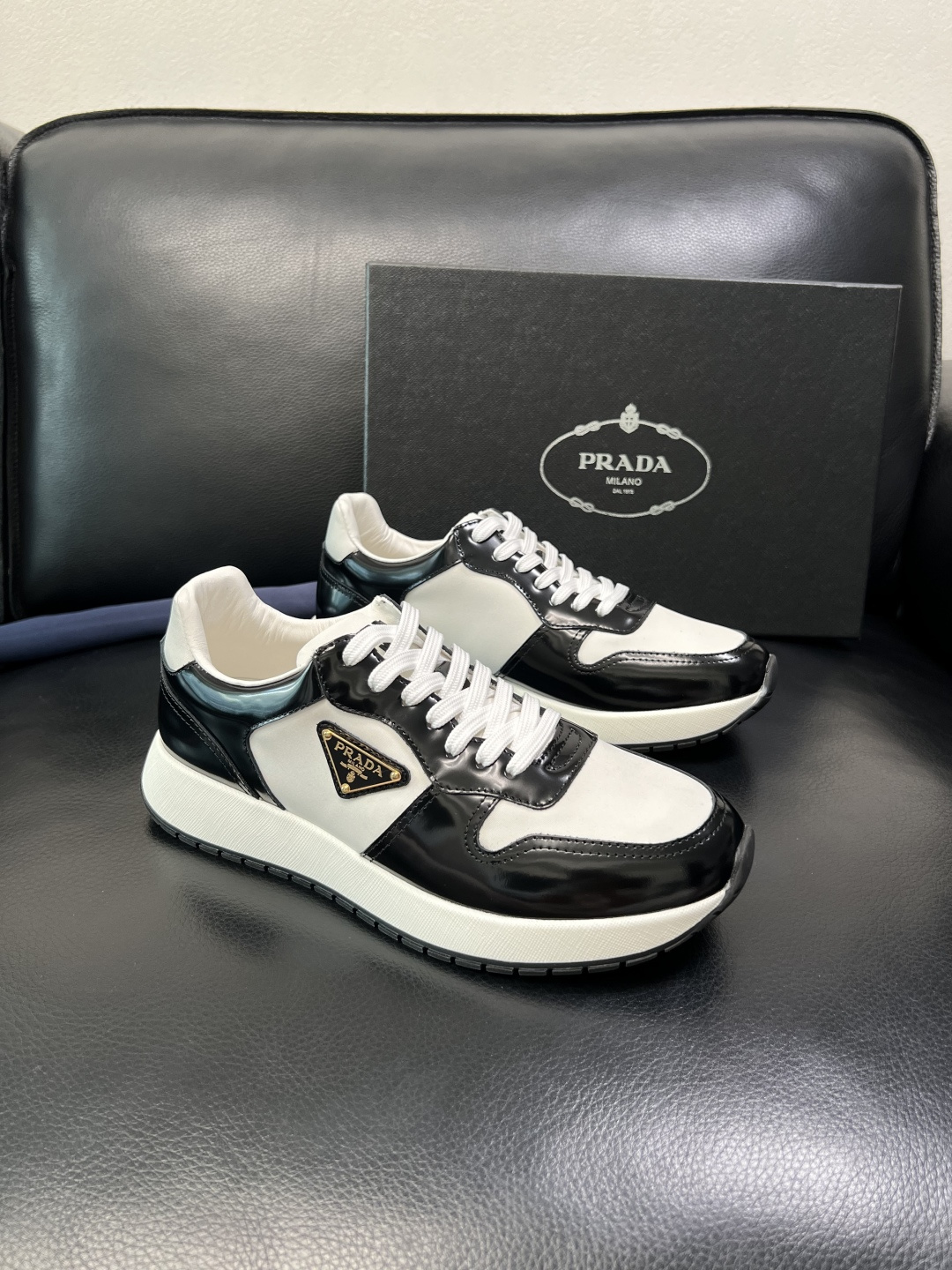 Prada 顶级工艺品，普拉达 专柜同步，原厂配置意大利进口牛皮拼布面料，进口牛皮内里垫，透气舒适，鞋底