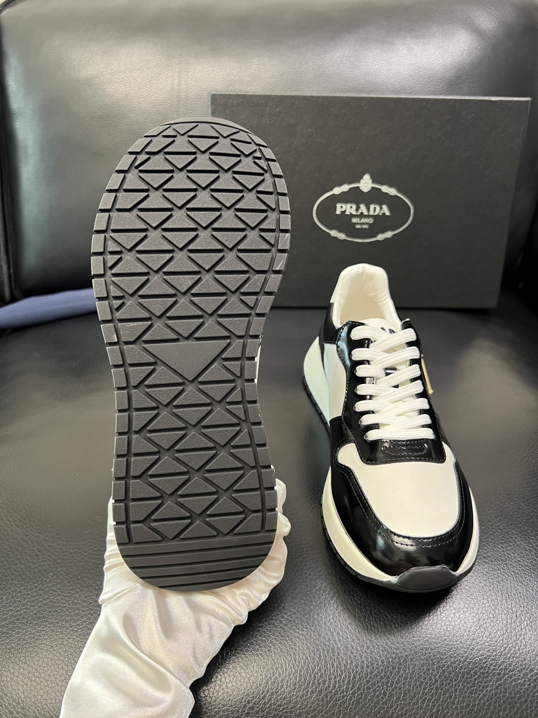Prada 顶级工艺品，普拉达 专柜同步，原厂配置意大利进口牛皮拼布面料，进口牛皮内里垫，透气舒适，鞋底