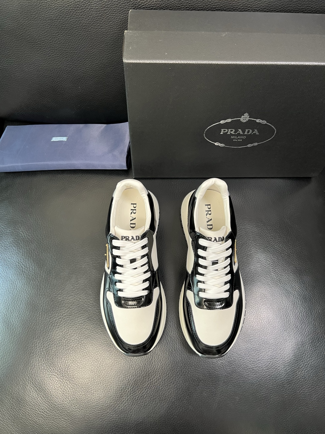 Prada 顶级工艺品，普拉达 专柜同步，原厂配置意大利进口牛皮拼布面料，进口牛皮内里垫，透气舒适，鞋底