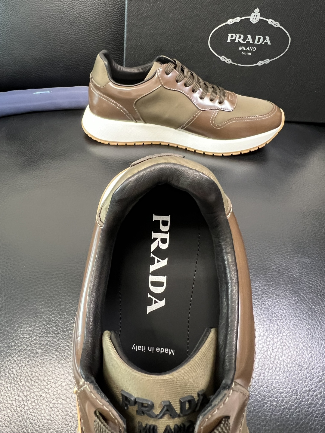 Prada 顶级工艺品，普拉达 专柜同步，原厂配置意大利进口牛皮拼布面料，进口牛皮内里垫，透气舒适，鞋底