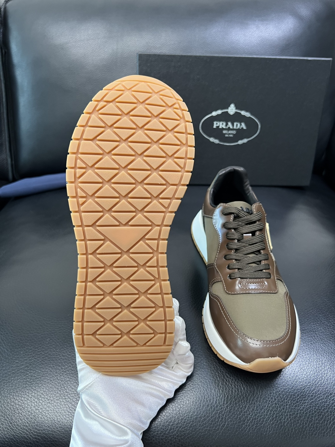 Prada 顶级工艺品，普拉达 专柜同步，原厂配置意大利进口牛皮拼布面料，进口牛皮内里垫，透气舒适，鞋底
