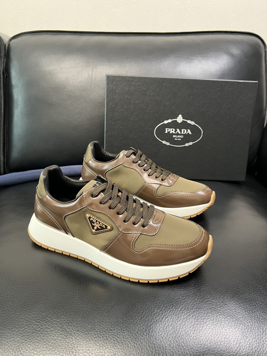 Prada 顶级工艺品，普拉达 专柜同步，原厂配置意大利进口牛皮拼布面料，进口牛皮内里垫，透气舒适，鞋底