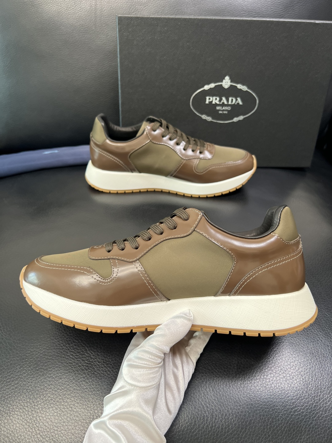 Prada 顶级工艺品，普拉达 专柜同步，原厂配置意大利进口牛皮拼布面料，进口牛皮内里垫，透气舒适，鞋底
