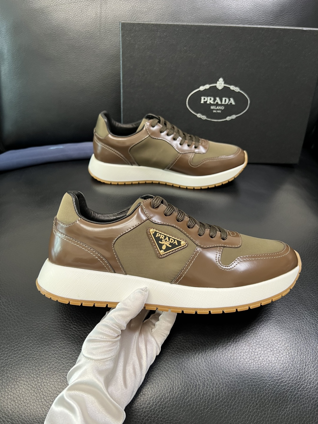 Prada 顶级工艺品，普拉达 专柜同步，原厂配置意大利进口牛皮拼布面料，进口牛皮内里垫，透气舒适，鞋底