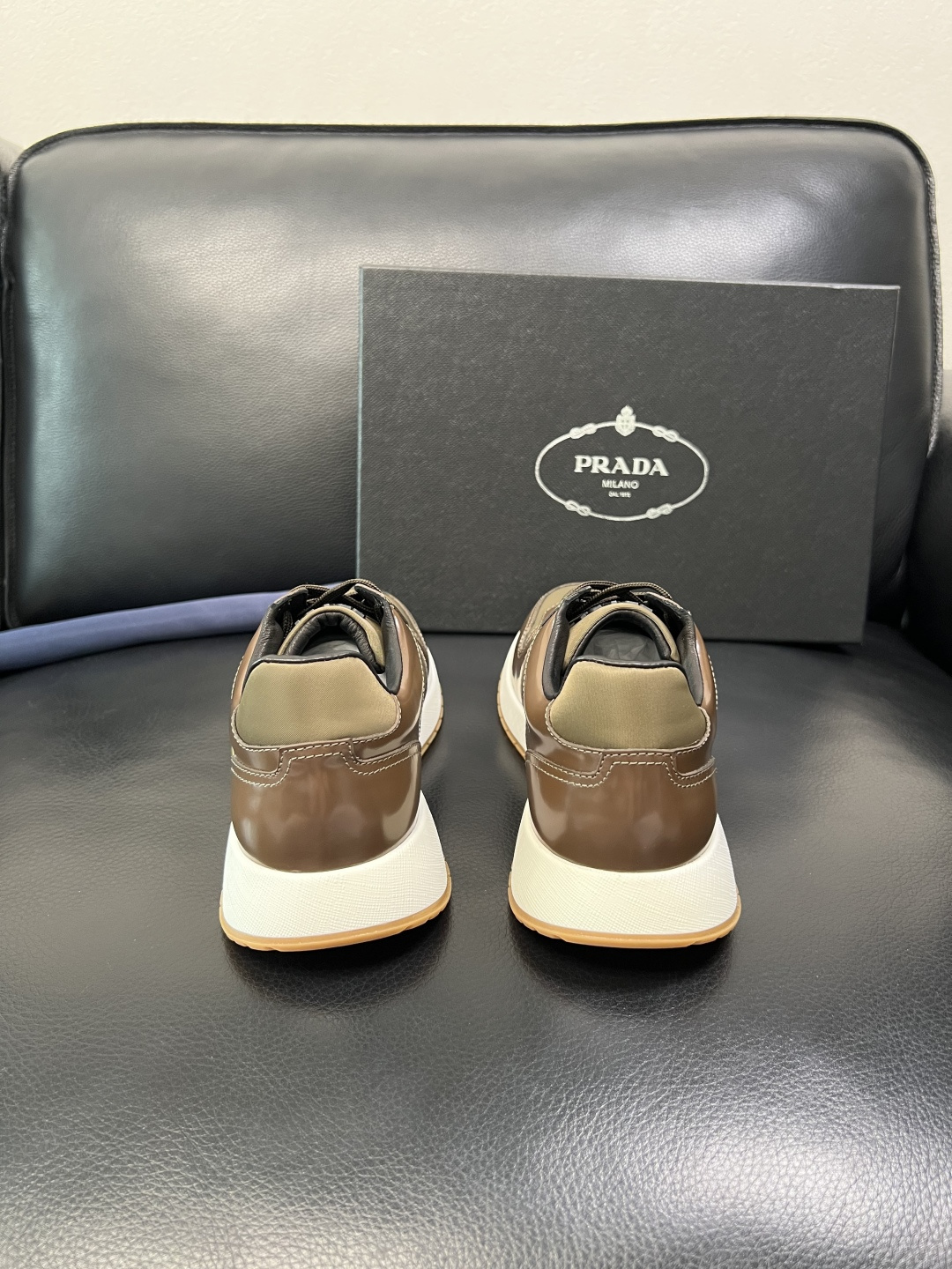 Prada 顶级工艺品，普拉达 专柜同步，原厂配置意大利进口牛皮拼布面料，进口牛皮内里垫，透气舒适，鞋底