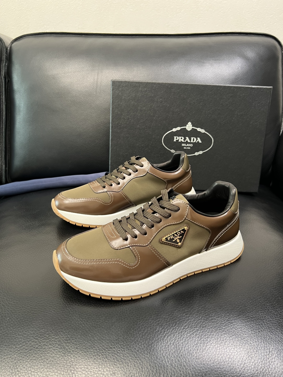 Prada 顶级工艺品，普拉达 专柜同步，原厂配置意大利进口牛皮拼布面料，进口牛皮内里垫，透气舒适，鞋底