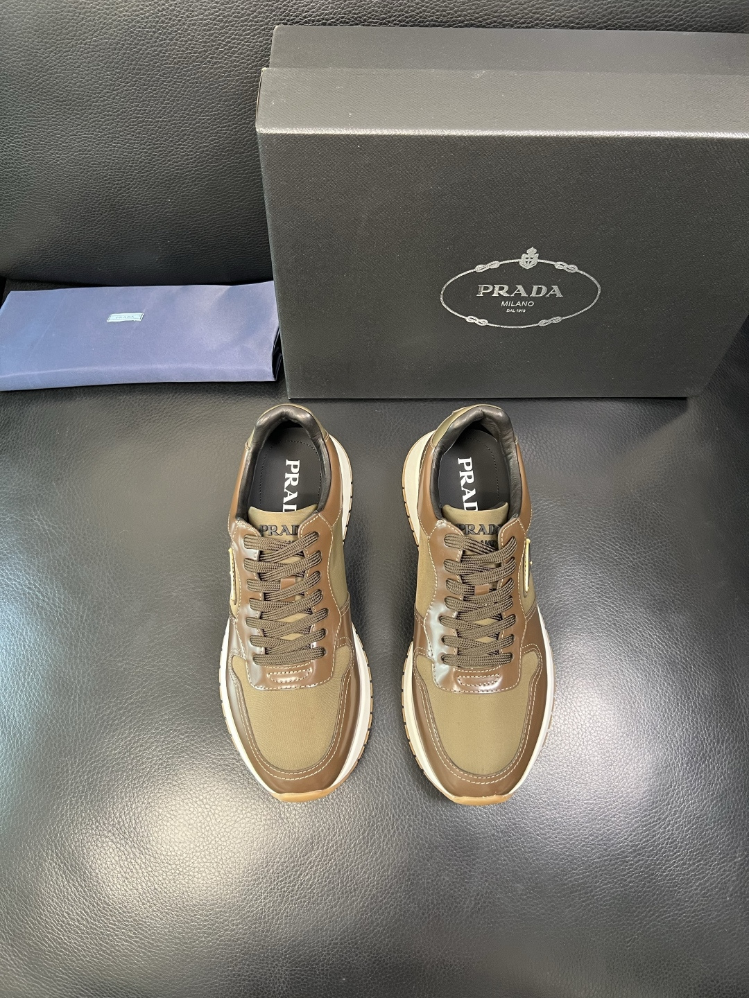 Prada 顶级工艺品，普拉达 专柜同步，原厂配置意大利进口牛皮拼布面料，进口牛皮内里垫，透气舒适，鞋底
