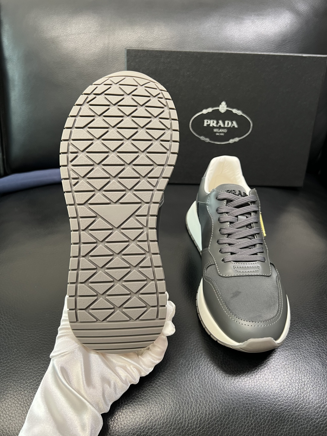 Prada 顶级工艺品，普拉达 专柜同步，原厂配置意大利进口牛皮拼布面料，进口牛皮内里垫，透气舒适，鞋底