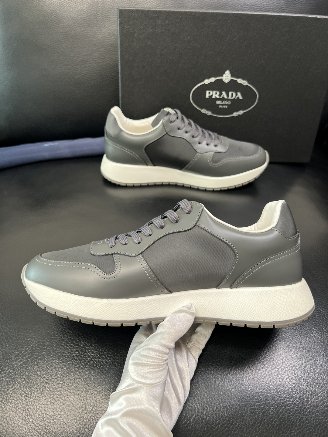 Prada 顶级工艺品，普拉达 专柜同步，原厂配置意大利进口牛皮拼布面料，进口牛皮内里垫，透气舒适，鞋底