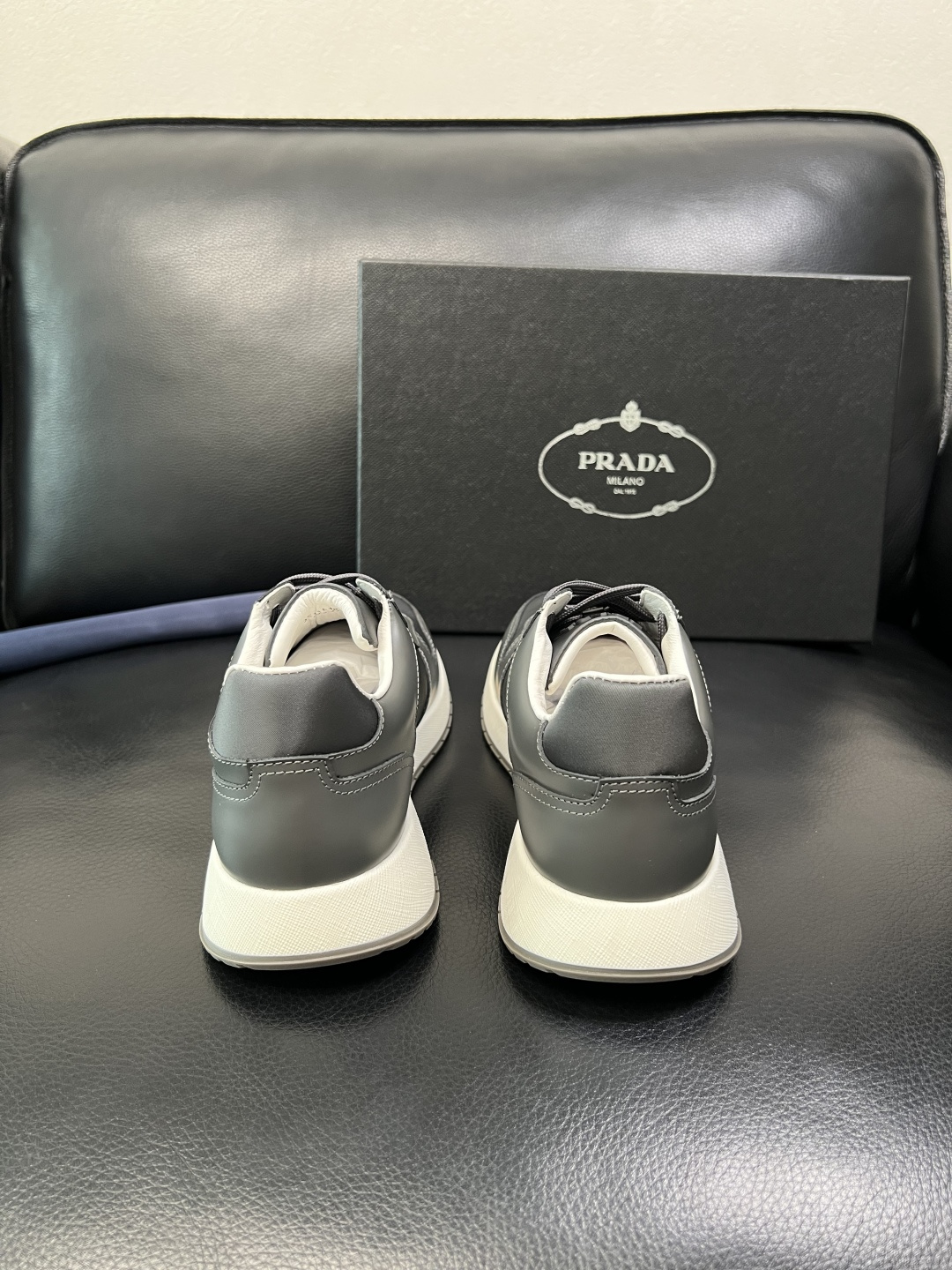 Prada 顶级工艺品，普拉达 专柜同步，原厂配置意大利进口牛皮拼布面料，进口牛皮内里垫，透气舒适，鞋底