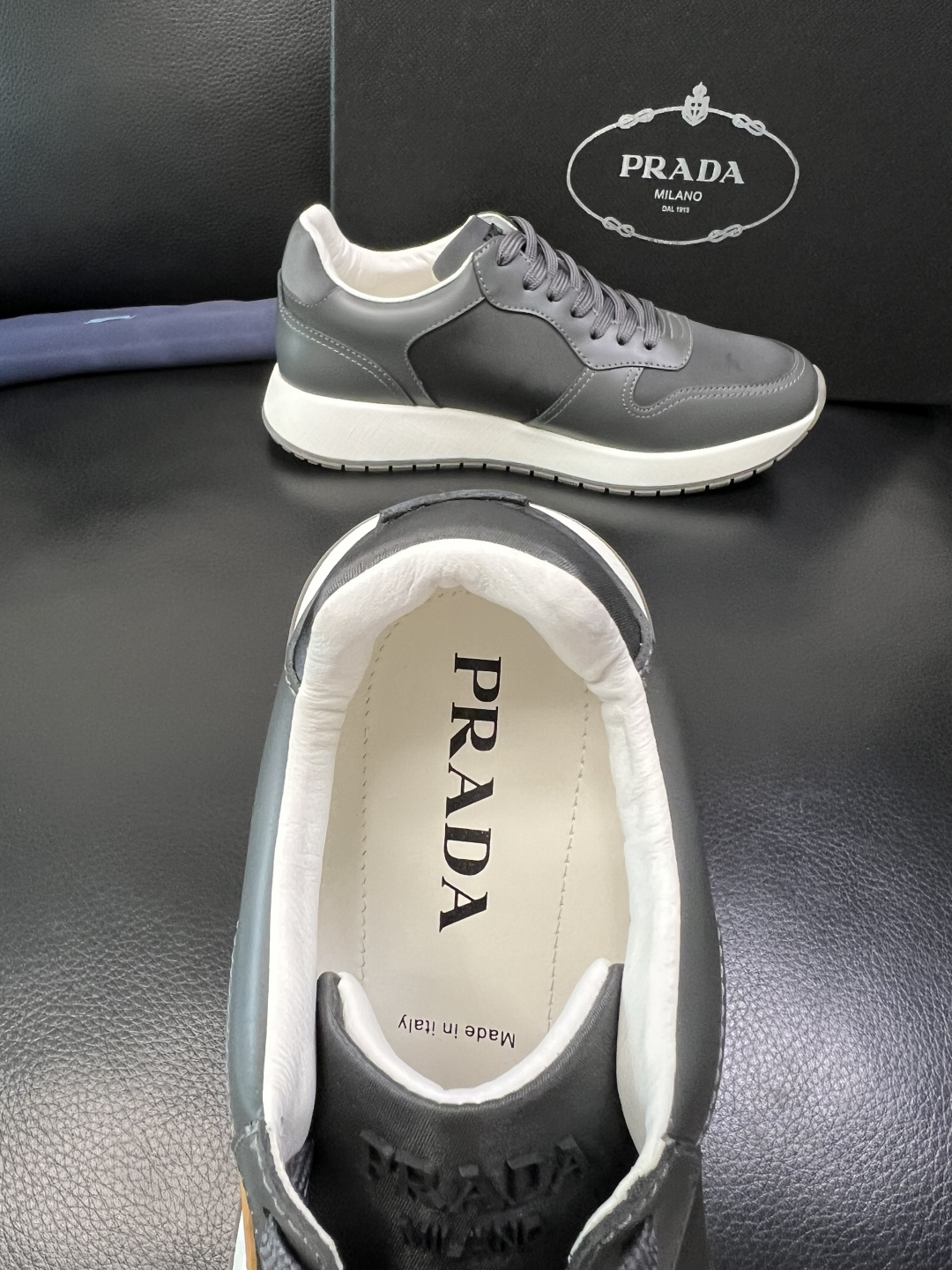 Prada 顶级工艺品，普拉达 专柜同步，原厂配置意大利进口牛皮拼布面料，进口牛皮内里垫，透气舒适，鞋底