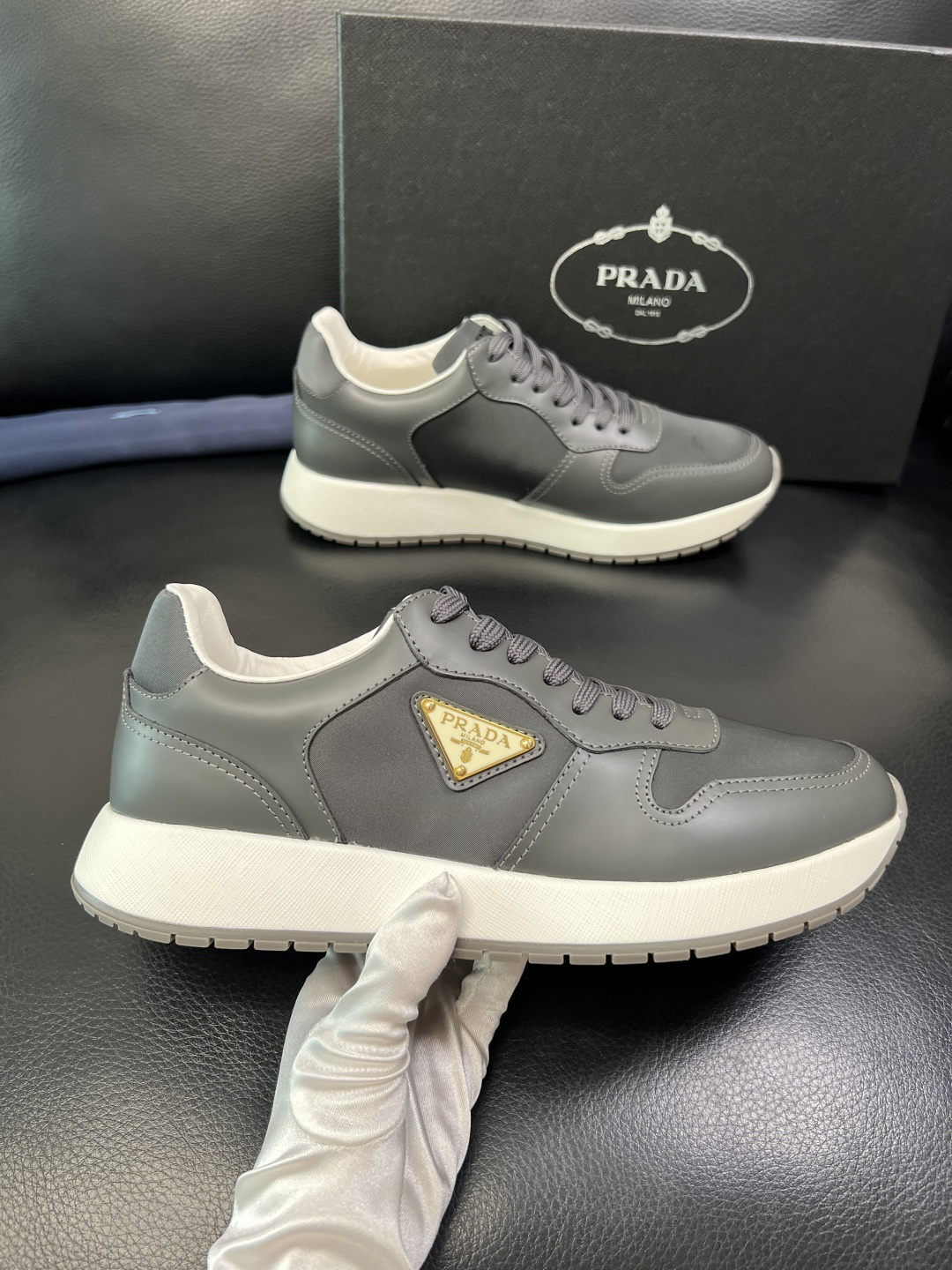 Prada 顶级工艺品，普拉达 专柜同步，原厂配置意大利进口牛皮拼布面料，进口牛皮内里垫，透气舒适，鞋底