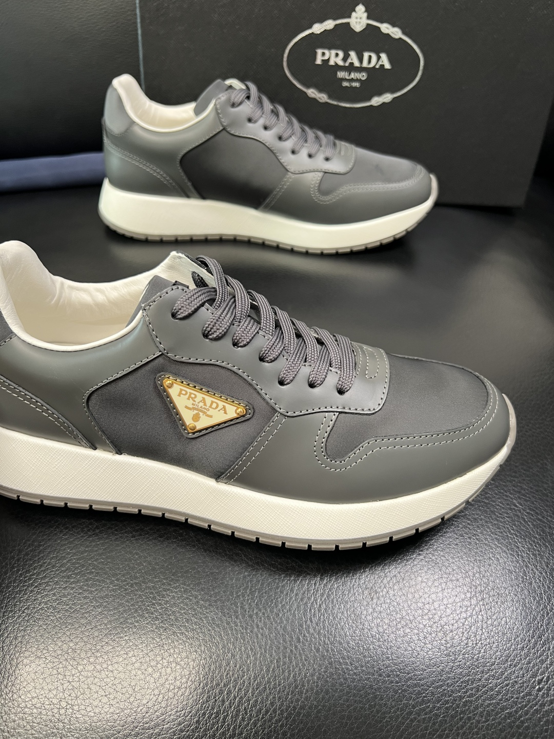 Prada 顶级工艺品，普拉达 专柜同步，原厂配置意大利进口牛皮拼布面料，进口牛皮内里垫，透气舒适，鞋底
