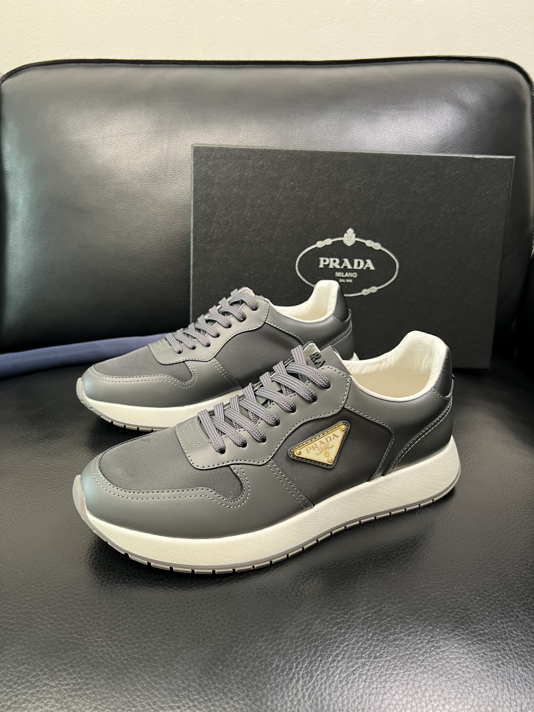 Prada 顶级工艺品，普拉达 专柜同步，原厂配置意大利进口牛皮拼布面料，进口牛皮内里垫，透气舒适，鞋底