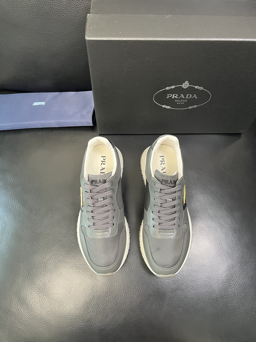 Prada 顶级工艺品，普拉达 专柜同步，原厂配置意大利进口牛皮拼布面料，进口牛皮内里垫，透气舒适，鞋底