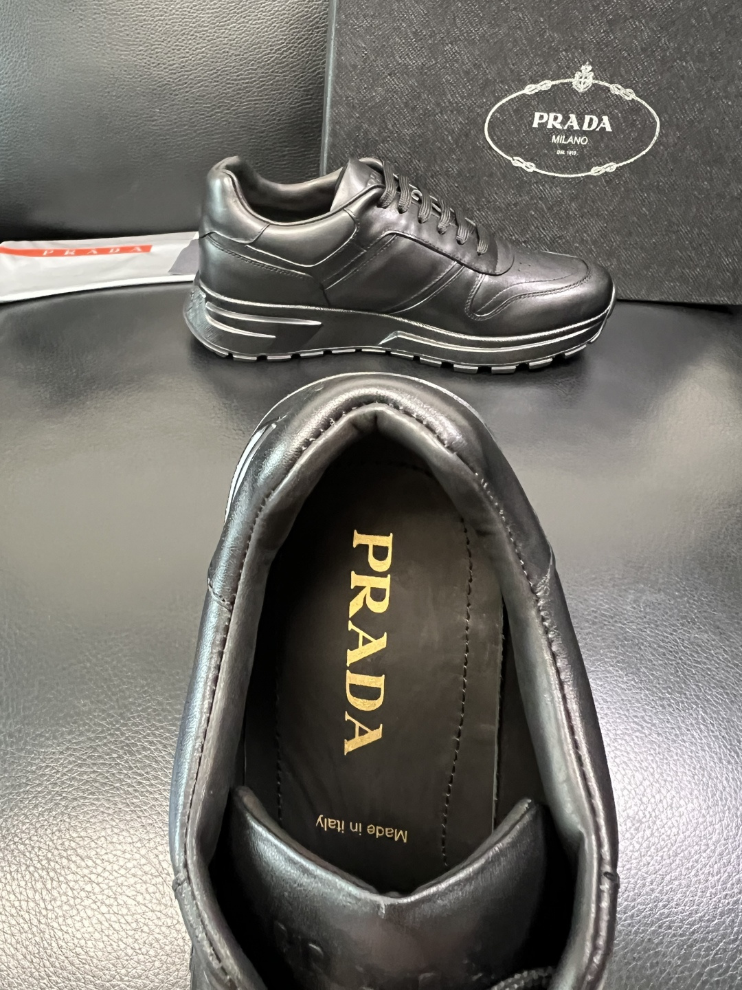 PRADA 高品质 顶级工艺品 普拉达 专柜同步 原厂配置，意大利进口原版牛皮，透气舒适进口水染牛里垫，