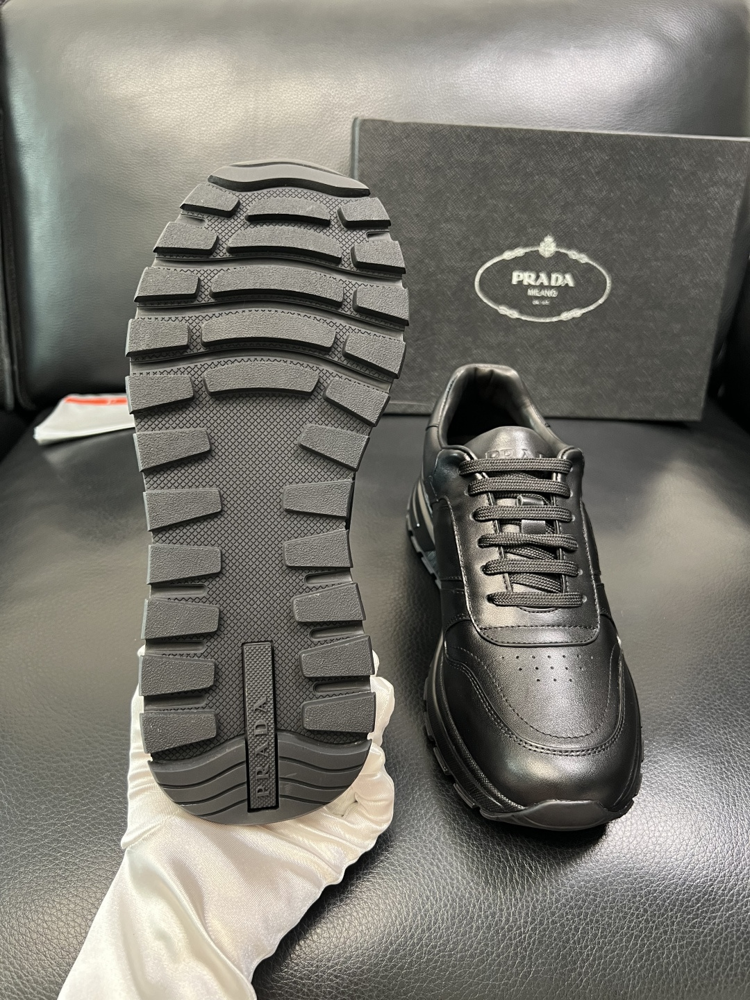 PRADA 高品质 顶级工艺品 普拉达 专柜同步 原厂配置，意大利进口原版牛皮，透气舒适进口水染牛里垫，