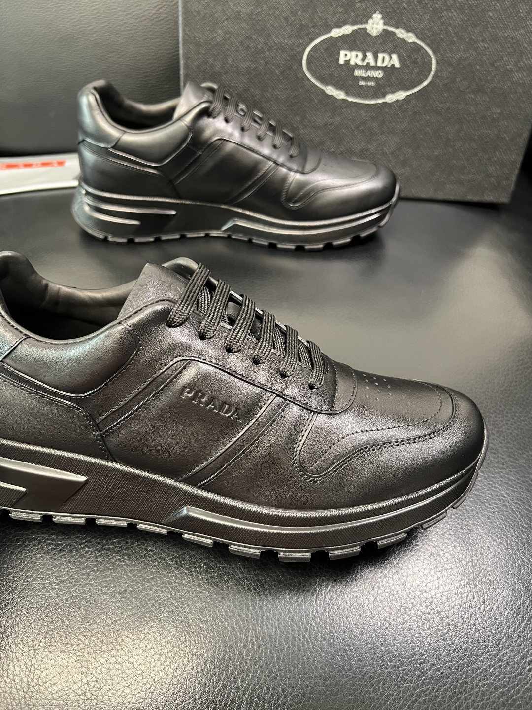 PRADA 高品质 顶级工艺品 普拉达 专柜同步 原厂配置，意大利进口原版牛皮，透气舒适进口水染牛里垫，