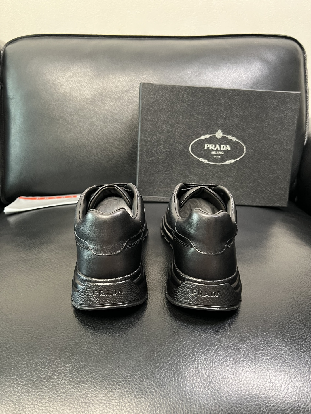 PRADA 高品质 顶级工艺品 普拉达 专柜同步 原厂配置，意大利进口原版牛皮，透气舒适进口水染牛里垫，