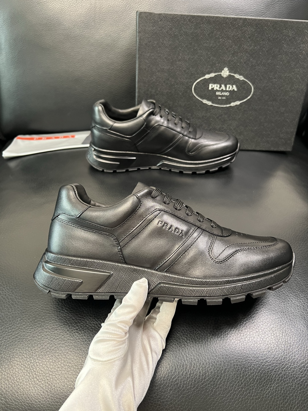 PRADA 高品质 顶级工艺品 普拉达 专柜同步 原厂配置，意大利进口原版牛皮，透气舒适进口水染牛里垫，