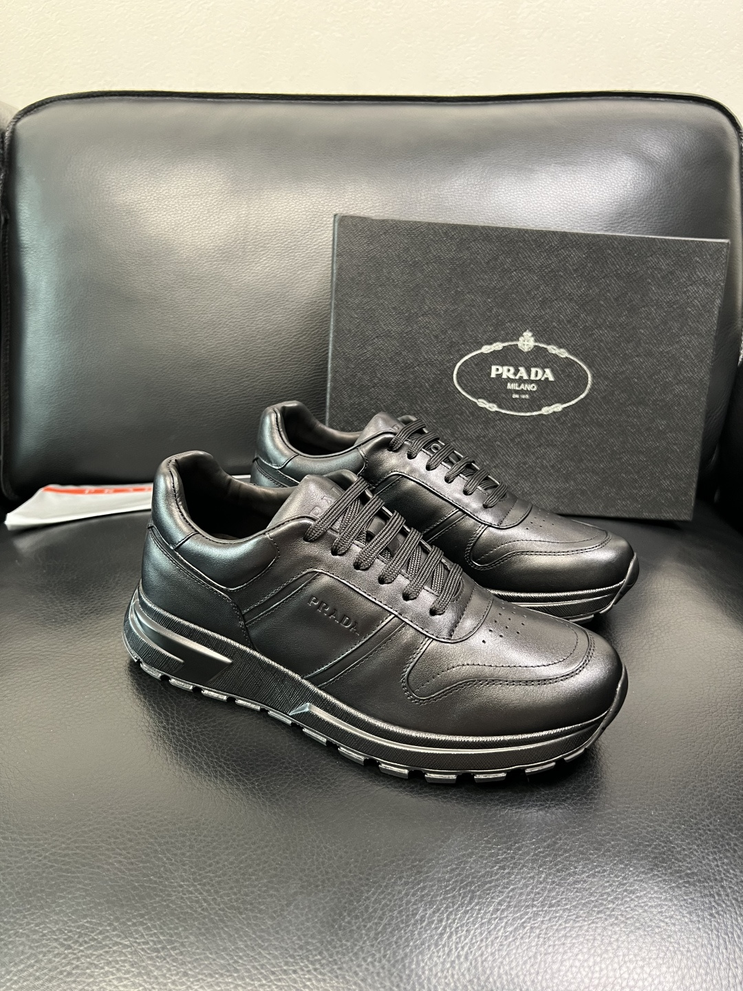 PRADA 高品质 顶级工艺品 普拉达 专柜同步 原厂配置，意大利进口原版牛皮，透气舒适进口水染牛里垫，