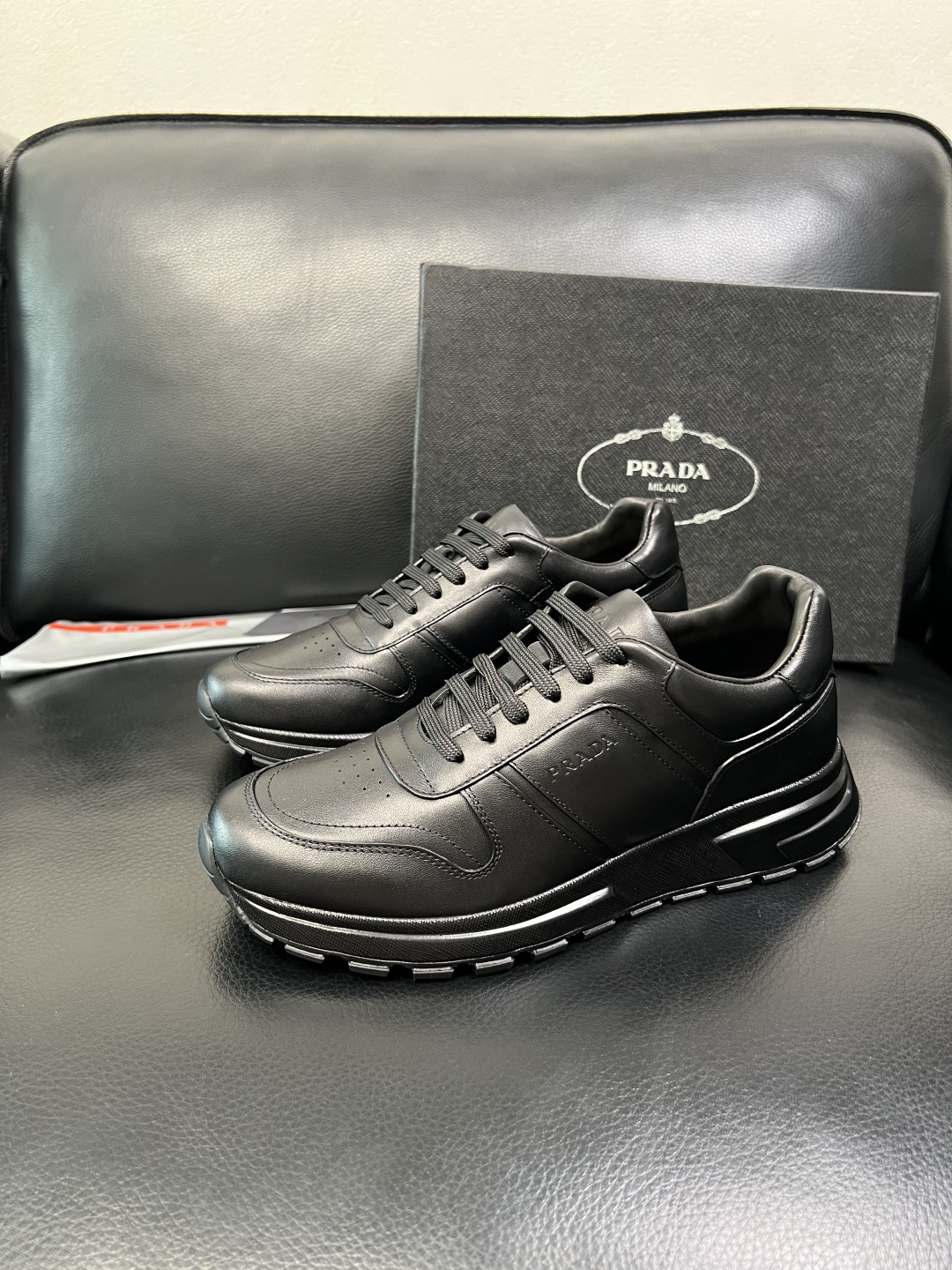 PRADA 高品质 顶级工艺品 普拉达 专柜同步 原厂配置，意大利进口原版牛皮，透气舒适进口水染牛里垫，